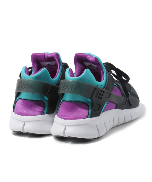 NIKE（ナイキ）の「HUARACHE FREE RUN ハラチ フリー（スニーカー・メンズ・ホワイト/ブラック・26.5cm/27cm/27.5cm/28cm/28.5cm）」の5枚目の写真