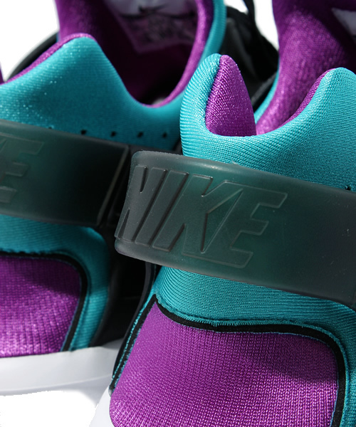 NIKE（ナイキ）の「HUARACHE FREE RUN ハラチ フリー（スニーカー・メンズ・ホワイト/ブラック・26.5cm/27cm/27.5cm/28cm/28.5cm）」の7枚目の写真
