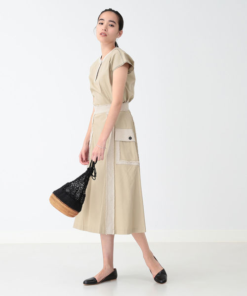 Ray BEAMS(レイビームス)の「RBS / バイカラー クルーネック フレンチスリーブ(シャツ/ブラウス・レディース・ブラック/ベージュ・ONE SIZE)」の4枚目の写真
