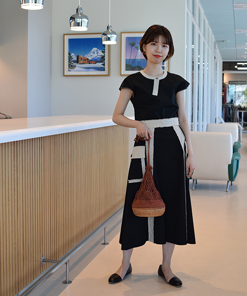 Ray BEAMS(レイビームス)の「RBS / バイカラー クルーネック フレンチスリーブ(シャツ/ブラウス・レディース・ブラック/ベージュ・ONE SIZE)」の22枚目の写真