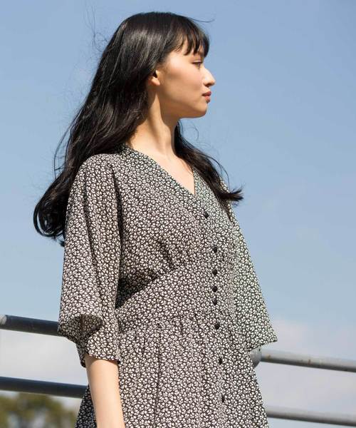 Luz Llena（ラズレナ）の「小花柄プリント前ボタンワンピース（ワンピース・レディース・ブラック/アイボリー・MEDIUM）」の9枚目の写真