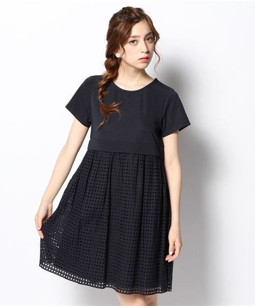 Ray BEAMS（レイビームス）の「○Ray BEAMS / カット×スクエアレース ワンピース（ワンピース・レディース・ホワイト/ネイビー・1/0）」の2枚目の写真