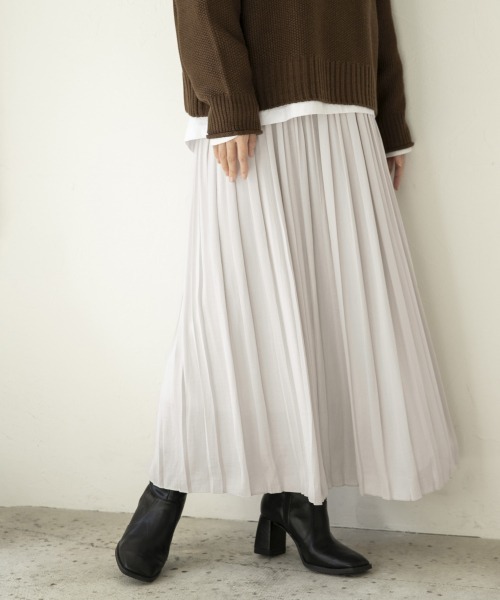 LOWRYS FARM（ローリーズファーム）の「サテンプリーツスカート　863178（スカート・レディース・ブラック/パープル/ブルー/アイボリー/ブラウン/ピンク・FREE）」の2枚目の写真