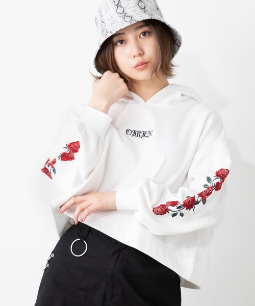 WEGO（ウィゴー）の「WEGO/スリーブ刺繍ショートビッグシルエットパーカー（パーカー・レディース・ブラック系その他/ホワイト/ブラック/その他1/その他2・FREE）」の2枚目の写真