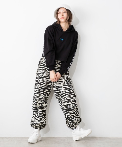 WEGO（ウィゴー）の「WEGO/スリーブ刺繍ショートビッグシルエットパーカー（パーカー・レディース・ブラック系その他/ホワイト/ブラック/その他1/その他2・FREE）」の14枚目の写真