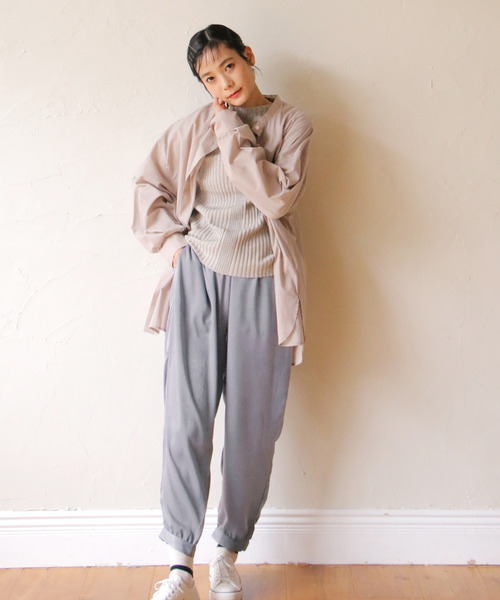 LBC(エルビーシー)の「サテンボタンヅカイテーパードパンツ(その他パンツ・レディース・ブラック/グレー・L/M)」の3枚目の写真