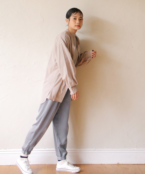 LBC(エルビーシー)の「サテンボタンヅカイテーパードパンツ(その他パンツ・レディース・ブラック/グレー・L/M)」の4枚目の写真