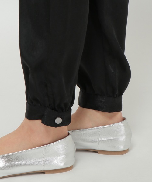 LBC(エルビーシー)の「サテンボタンヅカイテーパードパンツ(その他パンツ・レディース・ブラック/グレー・L/M)」の12枚目の写真
