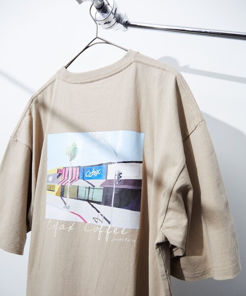 FREAK'S STORE(フリークスストア)の「Cofax Coffee×Nao Tatsumi SHOP TEE/コファックス コーヒー ナオ タツミ ショップ Tシャツ/イラスト/アーティスト(Tシャツ/カットソー・メンズ・ホワイト/ベージュ/ネイビー/グレー・SMALL/MEDIUM/LARGE)」の4枚目の写真