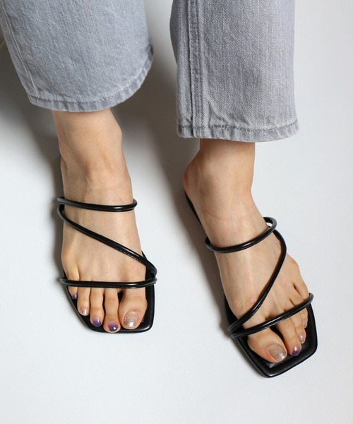 AmiAmi（アミアミ）の「スクエアトゥナローストラップフラットサンダル（サンダル・レディース・ブラック/ブラウン/ライトベージュ/パイソン・LL/S/M/L）」の6枚目の写真