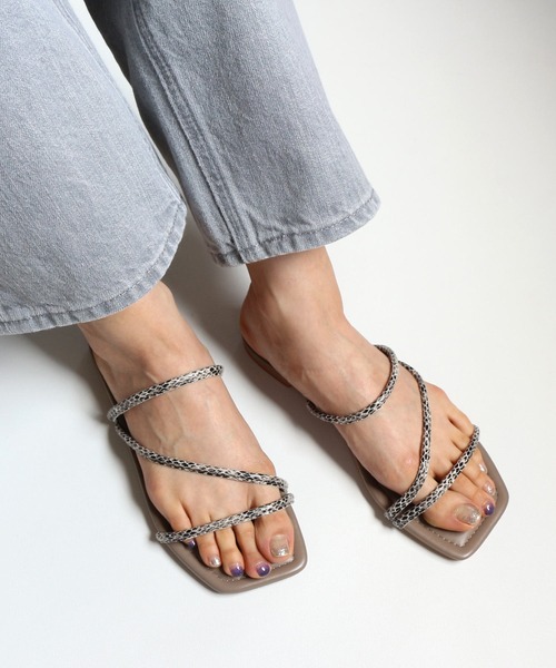 AmiAmi（アミアミ）の「スクエアトゥナローストラップフラットサンダル（サンダル・レディース・ブラック/ブラウン/ライトベージュ/パイソン・LL/S/M/L）」の12枚目の写真