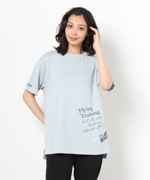 AVIREX（アヴィレックス）の「AVIREX/ アヴィレックス　刺繍プリントプルオーバー/ EMBROIDERY PRINT PULL OVER（Tシャツ/カットソー・レディース・オフホワイト/ライトグレー/ブルー・MEDIUM/SMALL）」の3枚目の写真