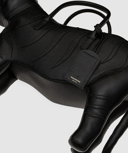 【Thom Browne】トムブラウン◆ブラック Tiger ハンドバッグ THOM BROWNE（トムブラウン）の「TIGER BAG IN PEBBLE GRAIN