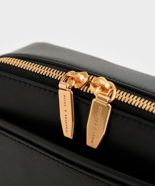 CHARLES & KEITH（チャールズ & キース）の「ロック&キーチェーン ハンドルバッグ（ショルダーバッグ・レディース・ブラック/ダークグリーン/オリーブ/クリーム・S）」の9枚目の写真
