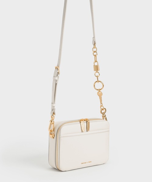 CHARLES & KEITH（チャールズ & キース）の「ロック&キーチェーン ハンドルバッグ（ショルダーバッグ・レディース・ブラック/ダークグリーン/オリーブ/クリーム・S）」の5枚目の写真
