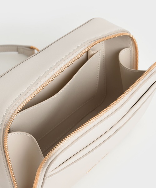 CHARLES & KEITH（チャールズ & キース）の「ロック&キーチェーン ハンドルバッグ（ショルダーバッグ・レディース・ブラック/ダークグリーン/オリーブ/クリーム・S）」の17枚目の写真