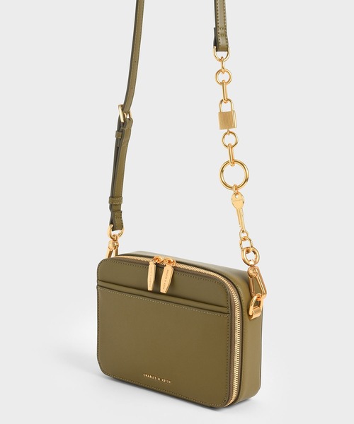 CHARLES & KEITH（チャールズ & キース）の「ロック&キーチェーン ハンドルバッグ（ショルダーバッグ・レディース・ブラック/ダークグリーン/オリーブ/クリーム・S）」の16枚目の写真