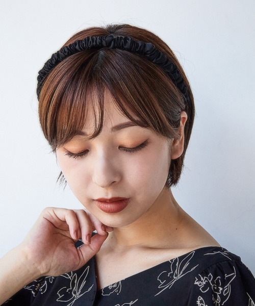 mysty woman（ミスティウーマン）の「クシュクシュサテンカチューシャ 236673（カチューシャ・レディース・ブラック/モカ/ベージュ・FREE）」の2枚目の写真