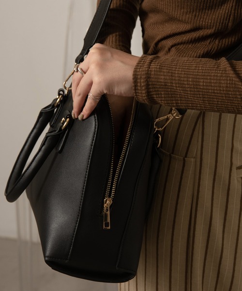 Amiur(エミレ)の「wide belt bag(ショルダーバッグ・レディース・ブラック/キャメル・FREE)」の3枚目の写真