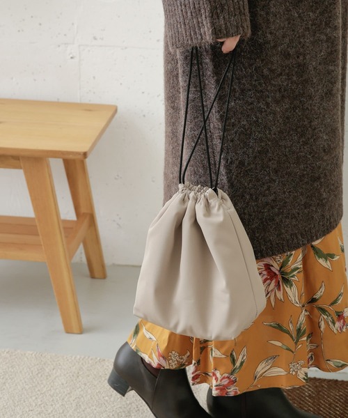 URBAN RESEARCH DOORS(アーバンリサーチドアーズ)の「クッション巾着バッグ(ショルダーバッグ・レディース・ブラック/ブラウン系その他/ベージュ系その他・ONE)」の3枚目の写真