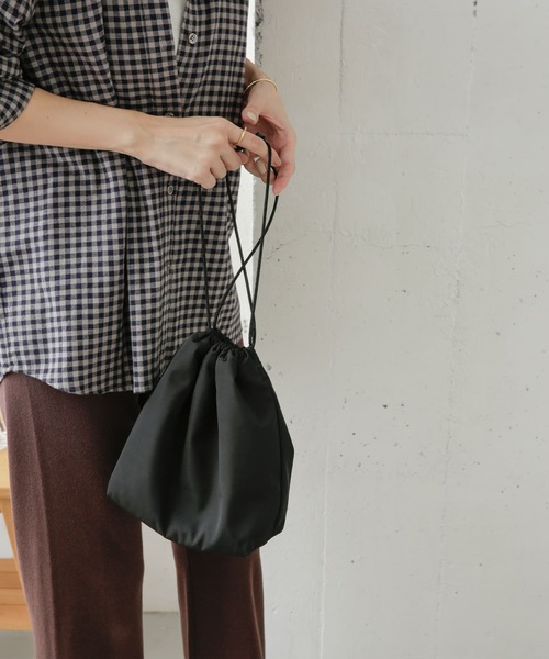 URBAN RESEARCH DOORS(アーバンリサーチドアーズ)の「クッション巾着バッグ(ショルダーバッグ・レディース・ブラック/ブラウン系その他/ベージュ系その他・ONE)」の4枚目の写真