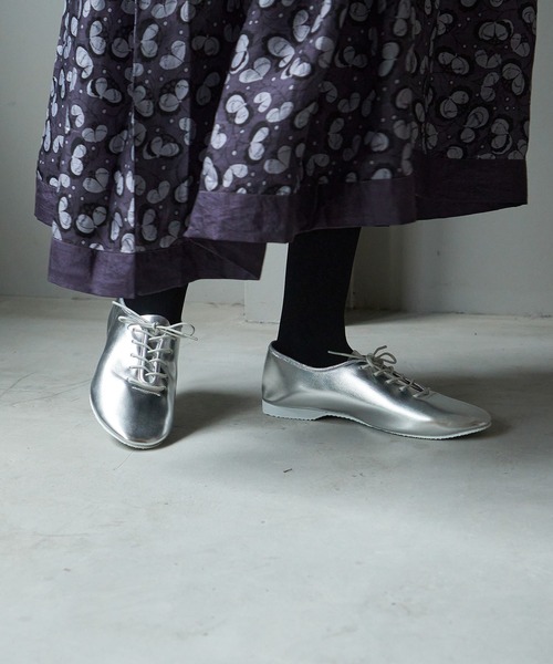 note et silence （ノートエシロンス）の「【 AMB100貨 】cat worth Jazz shoes（ドレスシューズ・レディース・シルバー・23/24/25）」の2枚目の写真