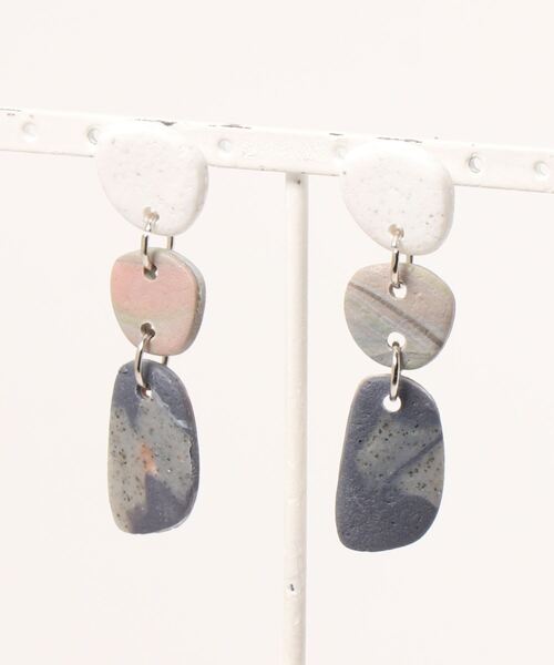 TONE SELECT GOODS（トーンセレクトグッズ）の「【caramel late】ポリマークレイピアス（ピアス（両耳用）・レディース・ホワイト/ブラック/パープル/グレー/カーキ/ピンク/オレンジ/グリーン/その他/レインボー/ブラウン・FREE）」の3枚目の写真
