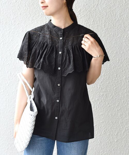 SHIPS(シップス)の「〈手洗い可能〉オリジナルレース刺繍フリルブラウス◆(シャツ/ブラウス・レディース・ブラック/オフホワイト・ONE SIZE)」の2枚目の写真