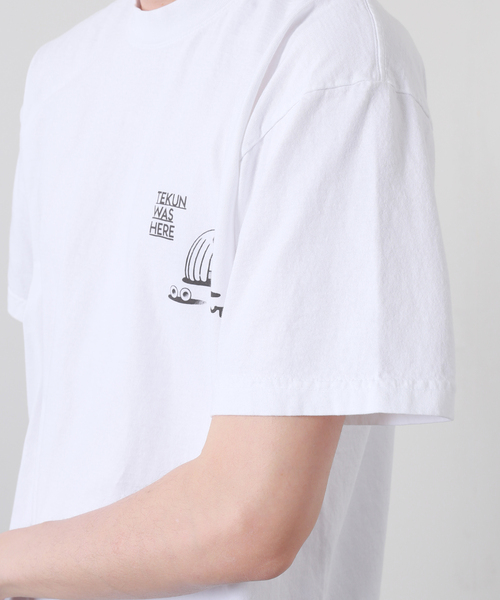 JOURNAL STANDARD(ジャーナルスタンダード)の「TEKUN WAS HERE MOTTE Tシャツ(Tシャツ/カットソー・メンズ・ホワイト・MEDIUM/LARGE/X-LARGE)」の7枚目の写真