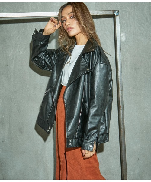 ANAP（アナップ）の「OVERSIONタグデザインフェイクレザーライダースジャケット（ライダースジャケット・レディース・ブラック/アイボリー・FREE）」の2枚目の写真