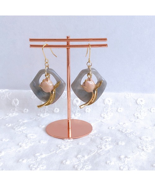 tone(トーン)の「【fuwari】プレート×フラワー ピアス(MA)(ピアス(両耳用)・レディース・ブラウン/ベージュ/パープル/グレー/ブルー・FREE)」の6枚目の写真