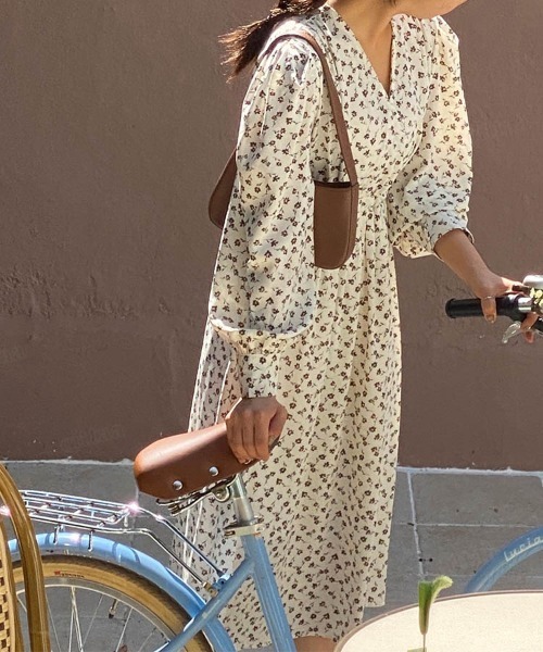 Dalfwin（ダールフィン）の「カシュクール花柄ミモレ丈ワンピース（ワンピース・レディース・ブラウン/アイボリー・FREE）」の3枚目の写真