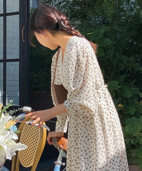 Dalfwin（ダールフィン）の「カシュクール花柄ミモレ丈ワンピース（ワンピース・レディース・ブラウン/アイボリー・FREE）」の5枚目の写真