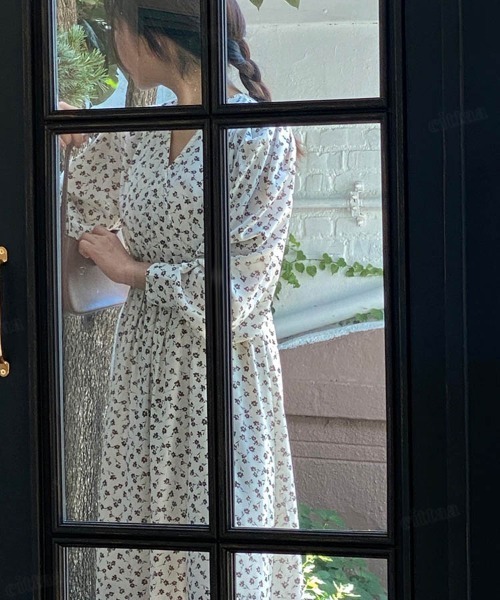 Dalfwin（ダールフィン）の「カシュクール花柄ミモレ丈ワンピース（ワンピース・レディース・ブラウン/アイボリー・FREE）」の6枚目の写真