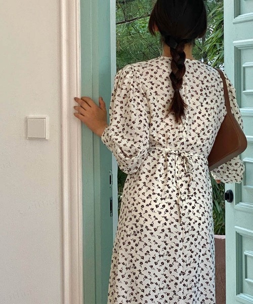 Dalfwin（ダールフィン）の「カシュクール花柄ミモレ丈ワンピース（ワンピース・レディース・ブラウン/アイボリー・FREE）」の7枚目の写真
