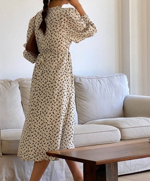 Dalfwin（ダールフィン）の「カシュクール花柄ミモレ丈ワンピース（ワンピース・レディース・ブラウン/アイボリー・FREE）」の12枚目の写真