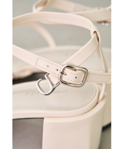AZUL by moussy(アズールバイマウジー)の「T-STRAP SANDALS/Tストラップサンダル(サンダル・レディース・ブラック/シルバー/イエロー/アイボリー・LARGE/LL/MEDIUM/SMALL)」の9枚目の写真
