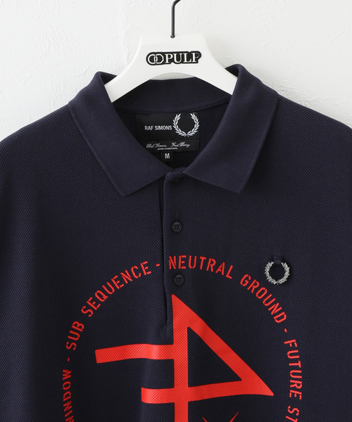 FRED PERRY×RAF SIMONS(フレッドペリーラフシモンズ)の「【RAFSIMONS × FREDPERRY】OVERSIZED PRINTED ポロシャツ(ポロシャツ・メンズ・ネイビー・SMALL)」の3枚目の写真
