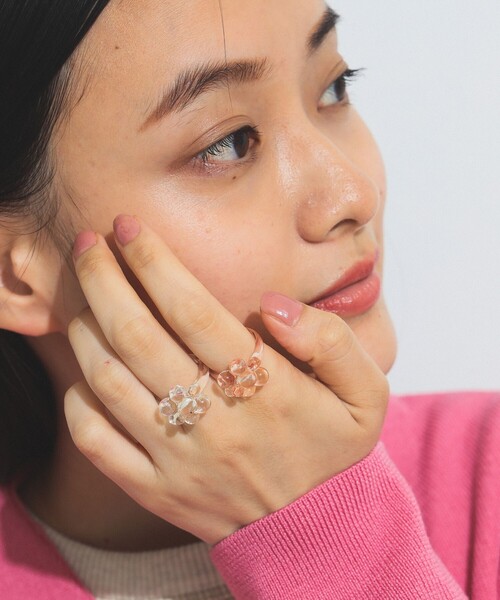 BEAMS BOY（ビームスボーイ）の「BEAMS BOY / フラワー クリア リング 2セット（リング・レディース・サックスブルー/ピンク/グリーン/イエロー・ONE SIZE）」の4枚目の写真