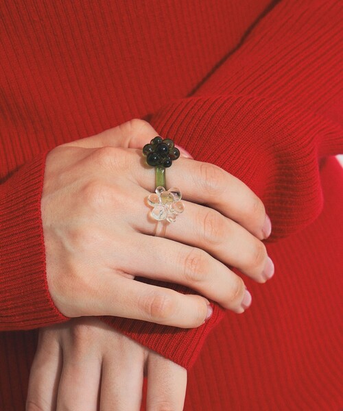 BEAMS BOY（ビームスボーイ）の「BEAMS BOY / フラワー クリア リング 2セット（リング・レディース・サックスブルー/ピンク/グリーン/イエロー・ONE SIZE）」の2枚目の写真