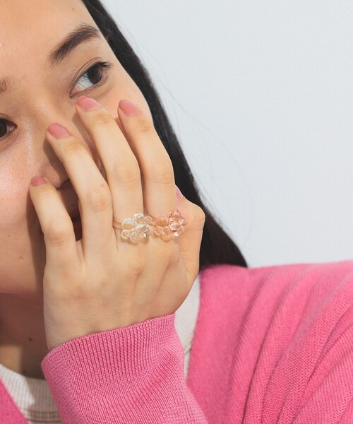 BEAMS BOY（ビームスボーイ）の「BEAMS BOY / フラワー クリア リング 2セット（リング・レディース・サックスブルー/ピンク/グリーン/イエロー・ONE SIZE）」の5枚目の写真