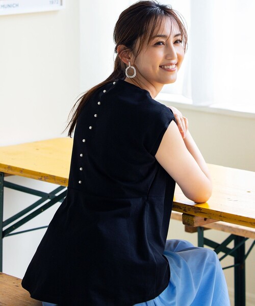 組曲(クミキョク)の「【洗える】バックパールフレアカットソー(Tシャツ/カットソー・レディース・アイボリー系/ベージュ系/ブラック系・5/6/7)」の2枚目の写真