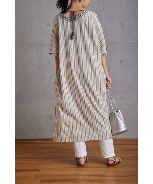 Fanaka(ファナカ)の「ストライプ刺繍カフタンワンピース(ワンピース・レディース・ベージュ/グレー・FREE)」の4枚目の写真