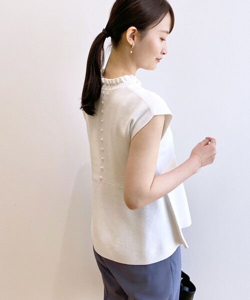 index（インデックス）の「◆オーガニックコットン バックシャンペプラムフェイクパールニット【UVケア・洗濯機で洗える】（ニット/セーター・レディース・レモンイエロー/ホワイト系/ブルー系7/ネイビー・36/38/40/42）」の6枚目の写真