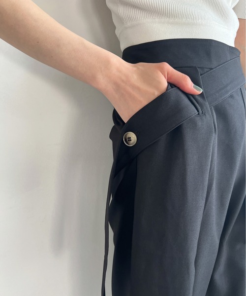 Olu.(オルドット)の「ウエストデザインタックパンツ(その他パンツ・レディース・カーキ/ブラック・1/0)」の6枚目の写真