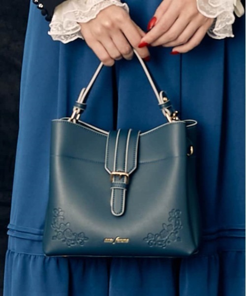 axes femme(アクシーズファム)の「ベルトデザイン型押しバッグ(ハンドバッグ・レディース・ブラック/ブルーグリーン/グレイッシュベージュ・FREE)」の1枚目の写真