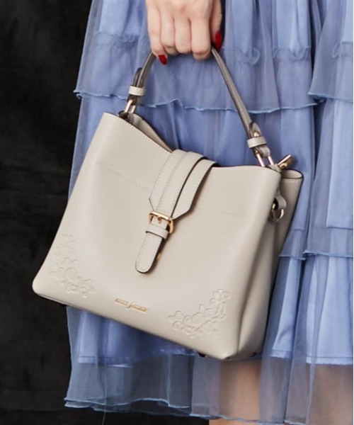 axes femme(アクシーズファム)の「ベルトデザイン型押しバッグ(ハンドバッグ・レディース・ブラック/ブルーグリーン/グレイッシュベージュ・FREE)」の3枚目の写真