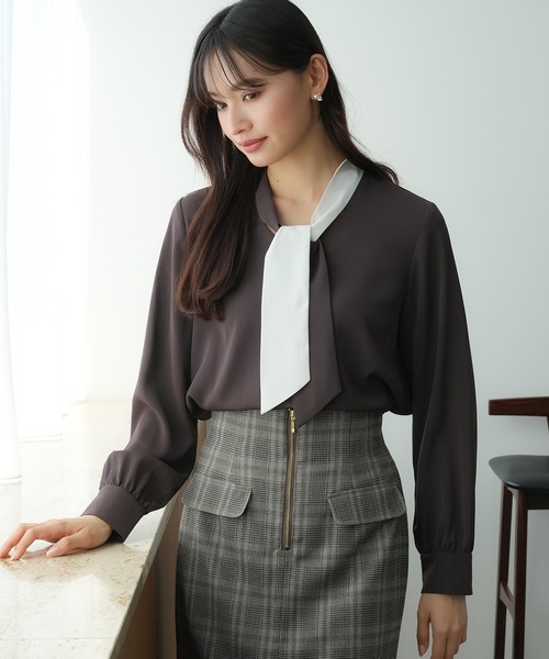 TRUDEA（トルディア）の「アシンメトリー配色ボウタイブラウス（シャツ/ブラウス・レディース・ブラウン/ベージュ/ホワイト・MEDIUM/LARGE）」の2枚目の写真