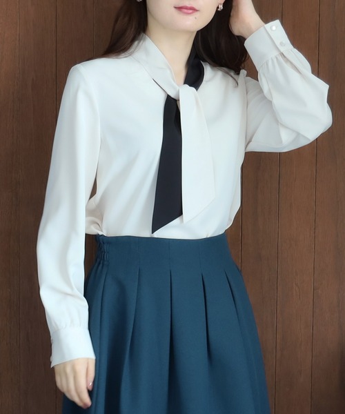 TRUDEA（トルディア）の「アシンメトリー配色ボウタイブラウス（シャツ/ブラウス・レディース・ブラウン/ベージュ/ホワイト・MEDIUM/LARGE）」の13枚目の写真