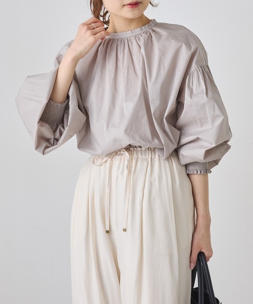 PUAL CE CIN(ピュアルセシン)の「袖ボリュームシャーリングブラウス(シャツ/ブラウス・レディース・ベージュ/ホワイト・FREE)」の1枚目の写真